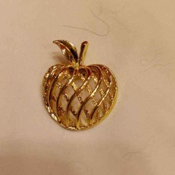 BEAUTIFUL 70'S LATTICE GOLDTONE APPLE PIN - Picture 1 of 7